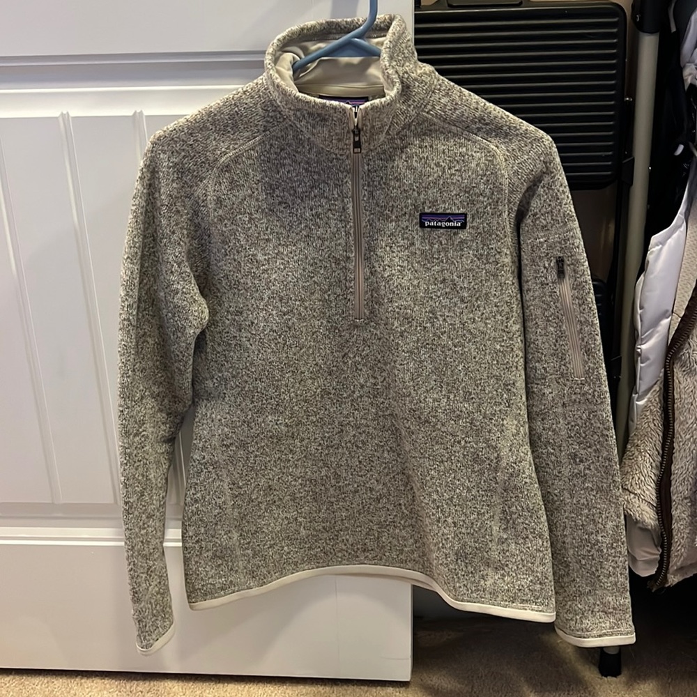 Patagonia women’s 1/4 zip, size small, color Pelican. Like new condition.